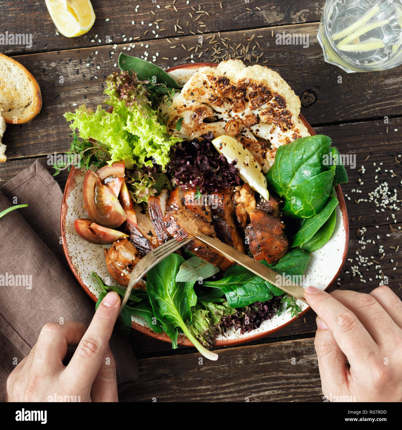 Mann essen gesundes Mittagessen. Sauber und gesund Gesunde Ernährung Konzept Stockfoto