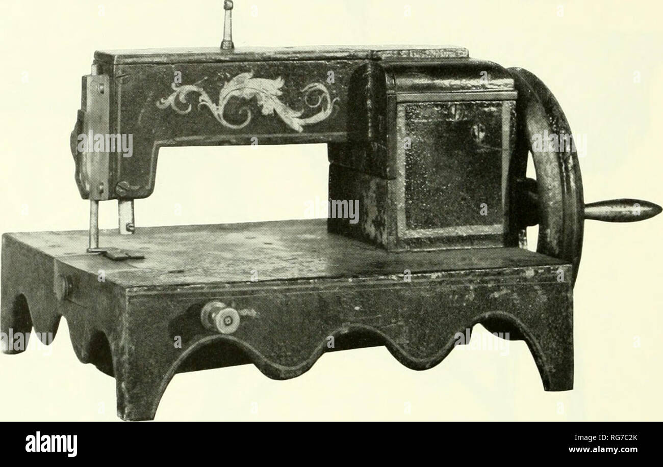 . Bulletin - United States National Museum. Wissenschaft. Abbildung 99.- Patent Modell von Christopher Hodckins, 2. November 1852, Nehemia Sammelanschluss zugeordnet. (Smithsonian Foto 34551.) Zahlen 99, 100 und 101.- Die N. Jagd (später, 1856, Hunt&amp; Webster und schließlich im Jahre 1858 Ladd und Webster) Nähmaschine wurde auf die Patente von Christopher Hodgkins, 2. November 1852 und 9. Mai 1854 an, die sich auf Nehemia Jagd zugewiesen wurden. Erste Herstellung im Jahre 1853, die Maschine, die sich eng an den Hodgkins' Patent glich, eine Silbermedaille gewann in der Ausstellung des Massachusetts karitativen Mechanik Stockfoto