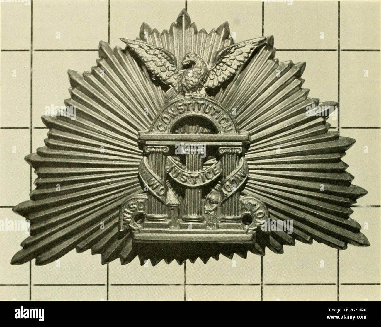 . Bulletin - United States National Museum. Wissenschaft. Abbildung 175 Shoulder-Belt und Waist-Beit Platten Taille - RIEMEN PLATTE, 1 St. Marine Artillerie, I8 I3 USNM 60 mM QS-K79"). Abbildung 177. Zweifellos eine der interessantesten aller Milizen Platten des Krieges von 1812 beträgt diese rectan - linienverkehr von John S. Stiles von (wie durch das Gravieren angegeben) die "erste Marine Artillerie der Union." in Messing, graviert, trägt es eine ungewöhnliche Kombination von Militär und Marine Geräte - Die vertrauten Eagle-auf-Kanone der regelmäßigen Artillerie und der Adler mit ovalen Schild, auf der angezeigt wird Stockfoto