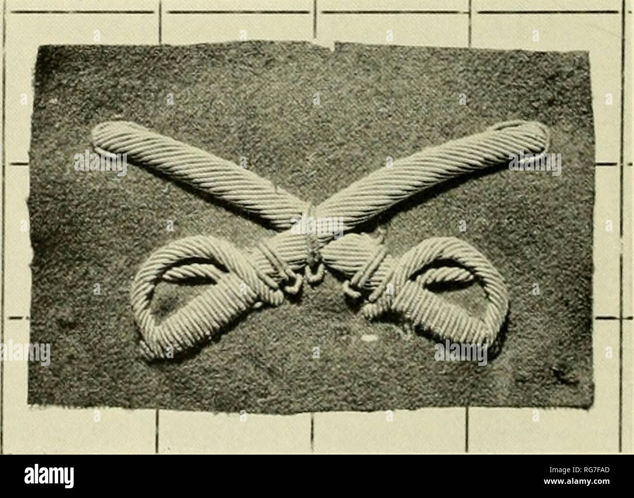 . Bulletin - United States National Museum. Wissenschaft. Abbildung 49 und Zeichnung in der Horstmann Veröffentlichung der Verordnungen. CAP INSIGNIA, dragoon Offiziere, I85 ICH USNM 604879 (S-K 1024). Abbildung 50. Mit gekreuzten Säbeln aus Gold, mit Kanten nach oben, diese insignien ist ähnlich wie die Gut-de' icc Durch die reguläre Kavallerie so spät wie 1953 getragen. * 1846 das Regiment von montiert Gewehrschützen wurde organisiert, um die nördliche Route zum Pazifik durch die Schaffung und Besetzung eine Reihe von Stellen entlang der Oregon Trail.* "Der Ausbruch des Krieges mit Mexiko diese Mission und die Einheit verschoben konsolidieren Stockfoto