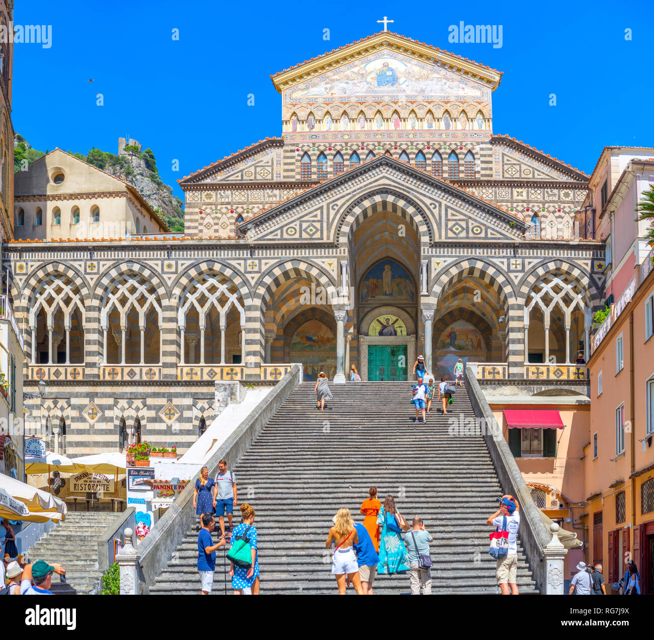 Die schönen und großzügig eingerichteten Amalfi Dom, Duomo di Amalfi, die Ruhestätte des Apostels Andreas Stockfoto