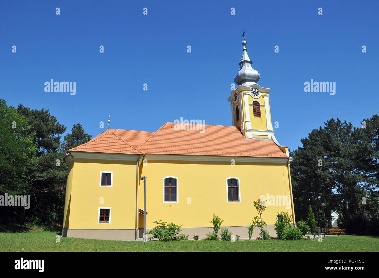 Römisch-katholische Kirche der Heiligen Dreifaltigkeit, Bolcske, Ungarn. Szentháromság római katolikus Templom, Bolcske, Magyarország. Stockfoto