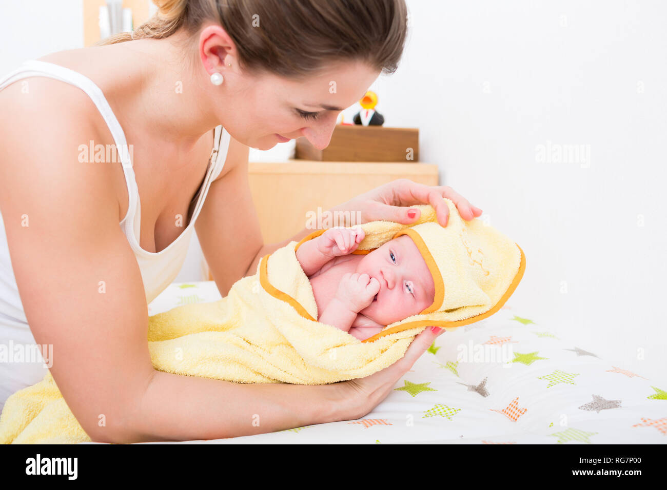 Mutter mit Baby im Tuch nach Badewanne Stockfoto