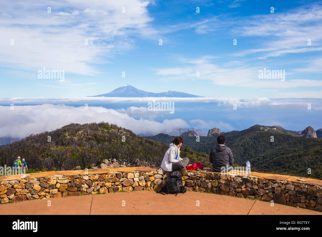 Wanderer auf dem Gipfel im Nationalpark Garajonay, Vulkan Teide auf Teneriffa, La Gomera, Kanarische Inseln, Spanien, Europa, Wanderer auf dem Gipfel im Natio Stockfoto