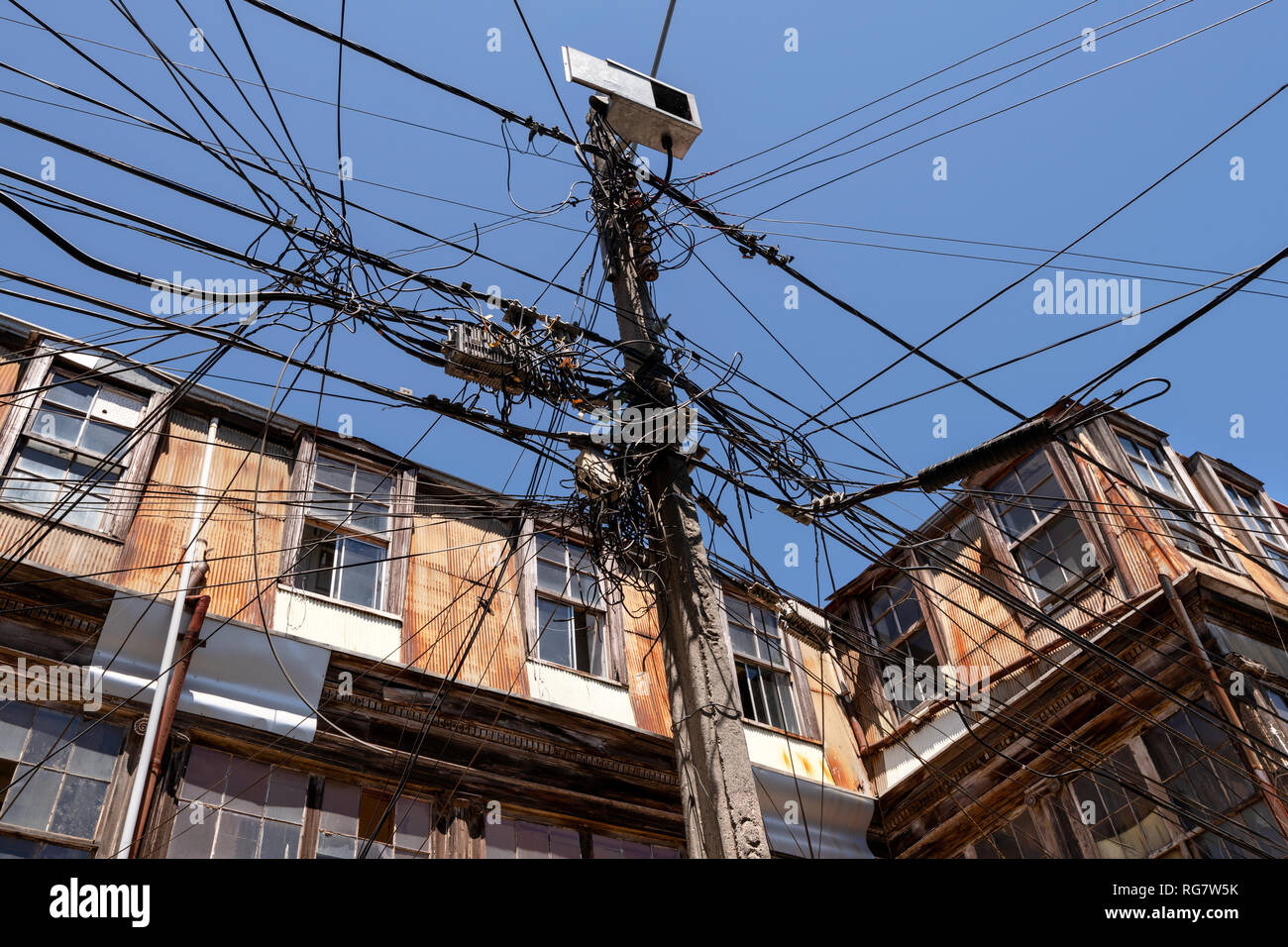 Ein scheinbar verworrenen und unorganisiert, Sammlung von Freileitungen in einer Straße in Valparaiso, Chile. Stockfoto