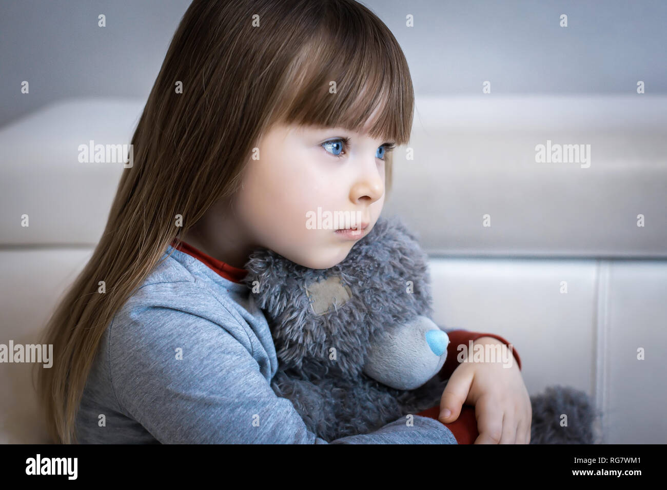 Portrait von kleinen Mädchen. Kind trauriges Gesicht allein im Zimmer. Stockfoto