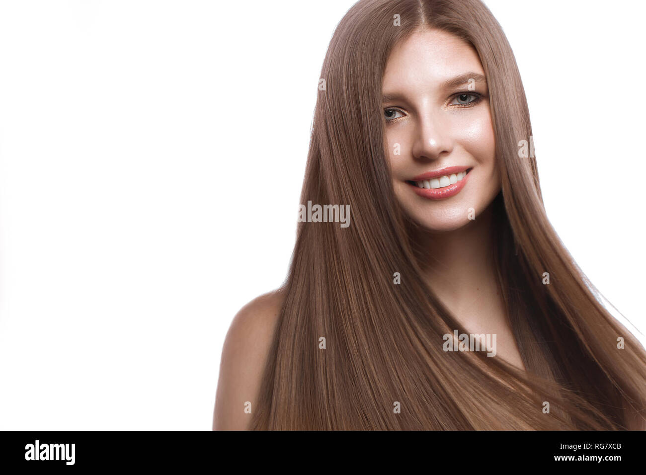 Schöne braunhaarige Mädchen in Bewegung mit einem perfekt glatte Haare, und klassische Make-up. Schönheit Gesicht. Stockfoto