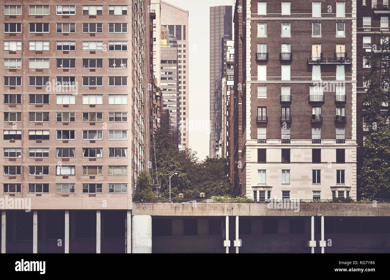 Urban Canyon in der Stadt New York, retro Farbe getonte Bild, USA. Stockfoto