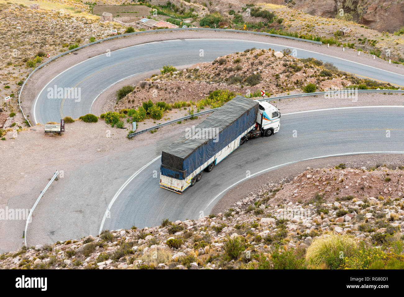 Blick auf Lkw absteigend Haarnadelkurven auf der Route 52 Straße an der Cuesta de Lipan, westlich von Purmamarca, Argentinien. Stockfoto