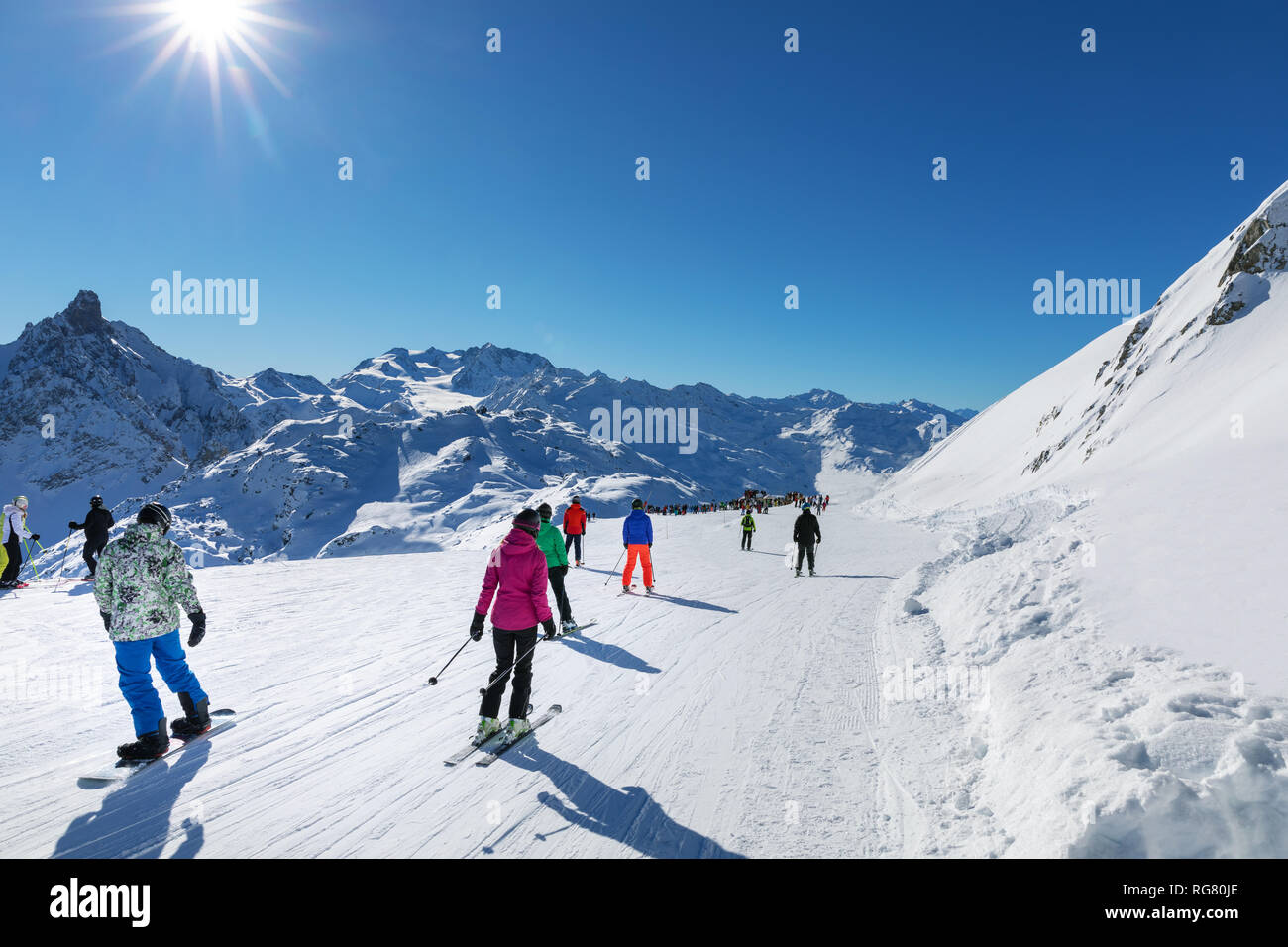 Menschen am sonnigen Hang 3 Täler Skigebiet in den Alpen, Frankreich Stockfoto
