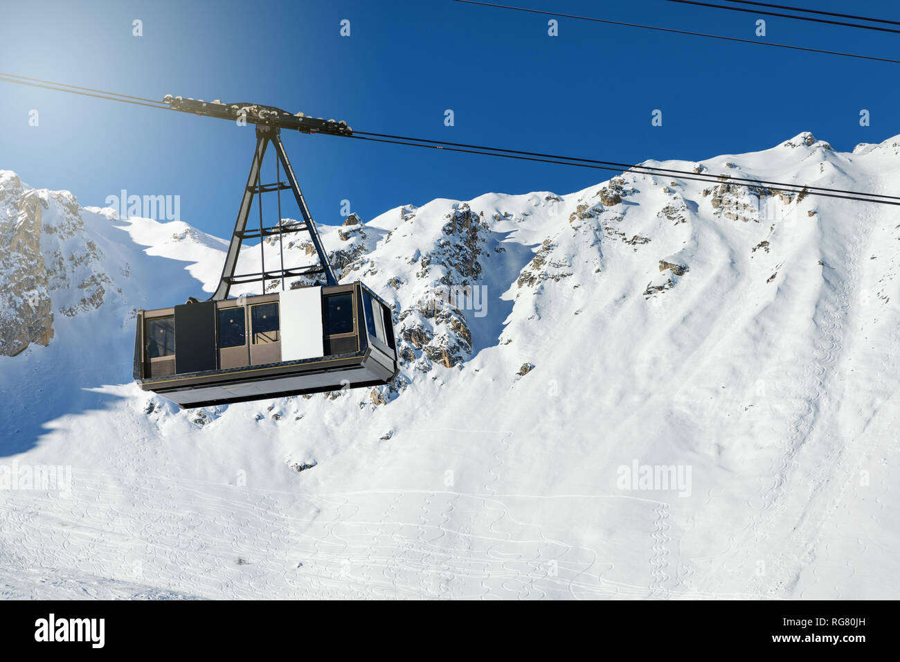 Große Seilbahn auf verschneiten Winter Berg Hintergrund in Ski Resort Stockfoto