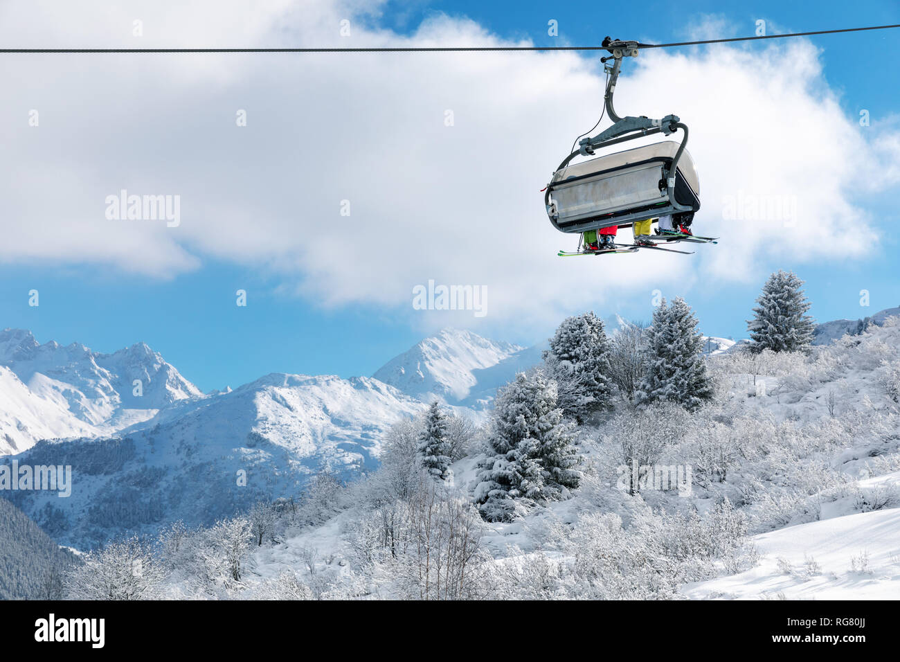 Skifahrer im Sessellift oben schöne verschneite Winterlandschaft in den französischen Alpen Stockfoto