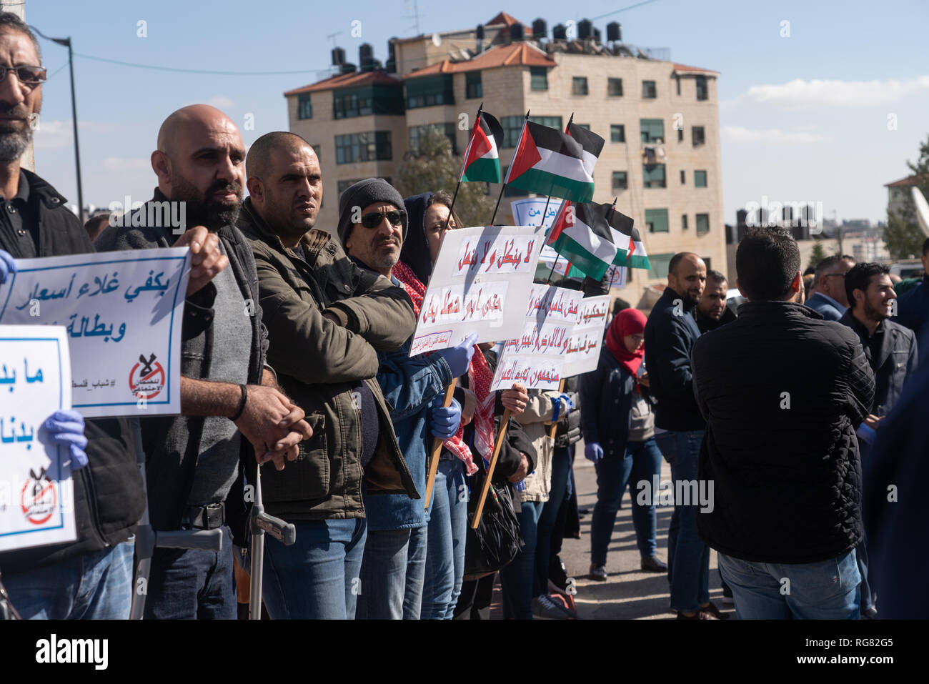 Palästinenser gegen Palästinensische Autonomiebehörde Sozialversicherungsabgaben in Ramallah zeigen Stockfoto