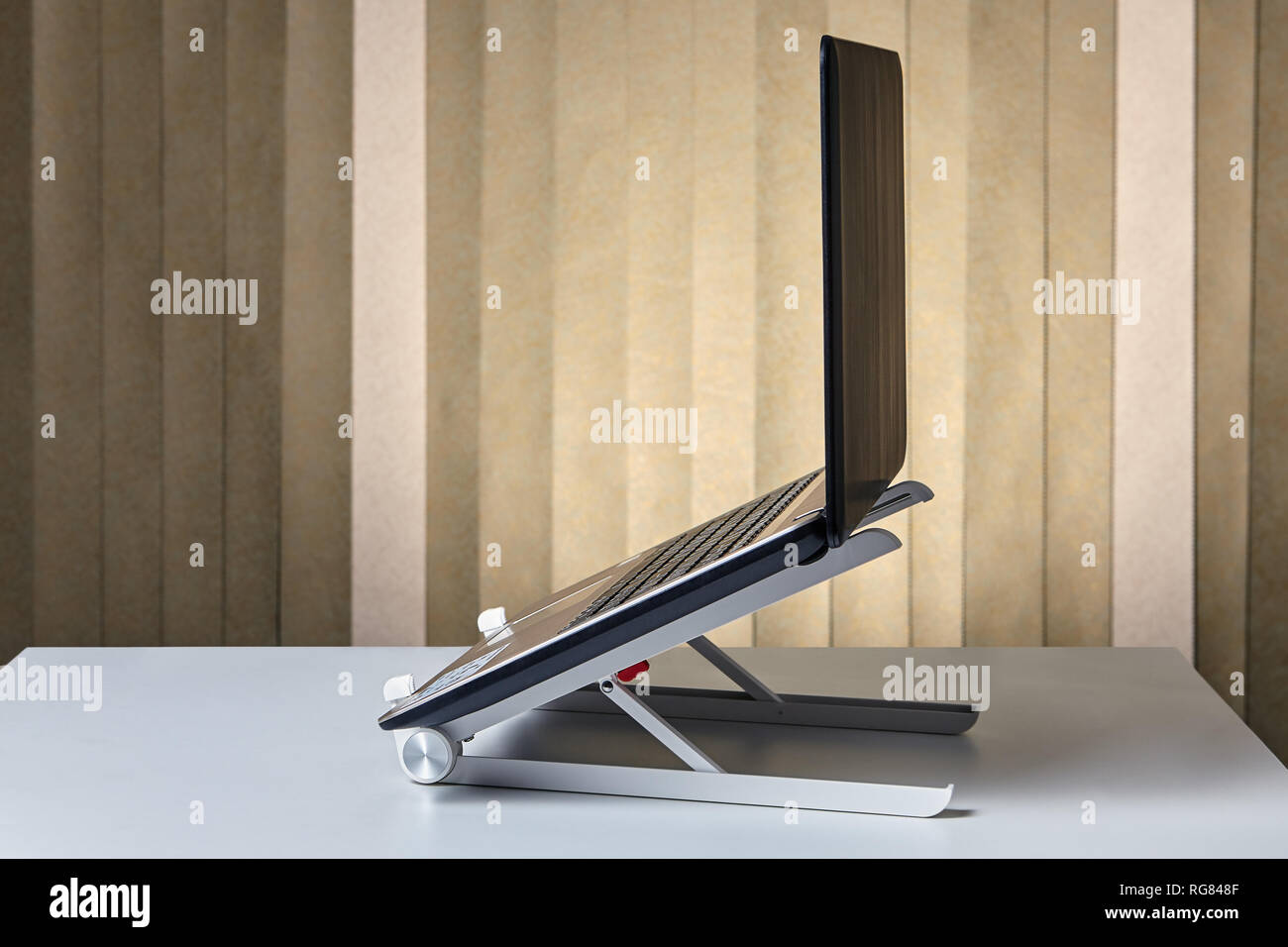Cooling Stand dock Tischhalter für Notebook mit offenen Laptop, Seitenansicht. Stockfoto