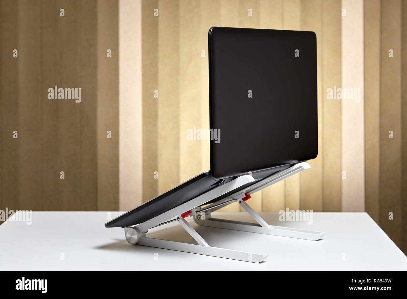 Einstellbar tragbares Aluminium Laptop halter Falten mit offenen PC-Notebook, Ansicht von hinten. Stockfoto