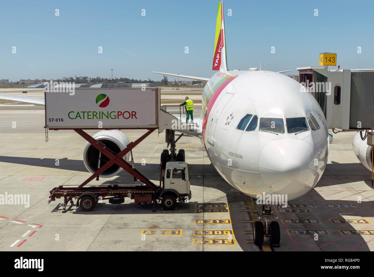 Vom internationalen Flughafen Lissabon, Portugal, Europa. Circa 2017. Eine Cateringpor Firma Lkw mit Lebensmitteln auf eine Scherenarbeitsbühne laden ein tippen Sie auf Portugiesisch Stockfoto