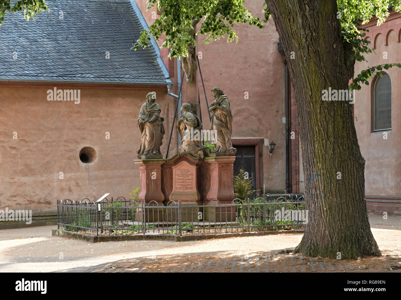 Drei Sandstein Skulpturen vor der Kirche von St. Marcellinus und Petrus Seligenstadt, Hessen, Deutschland Stockfoto