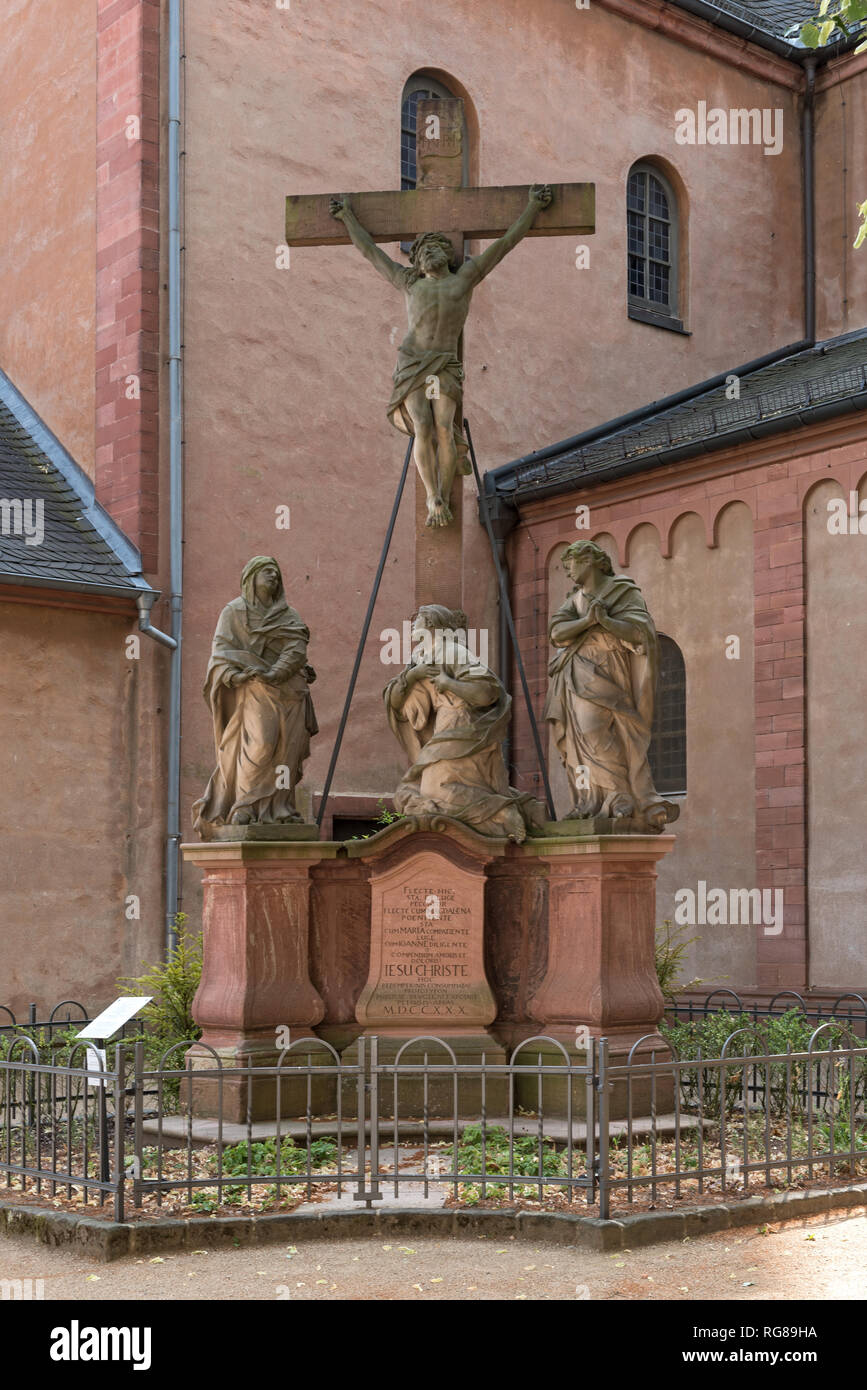 Drei Sandstein Skulpturen vor der Kirche von St. Marcellinus und Petrus Seligenstadt, Hessen, Deutschland Stockfoto