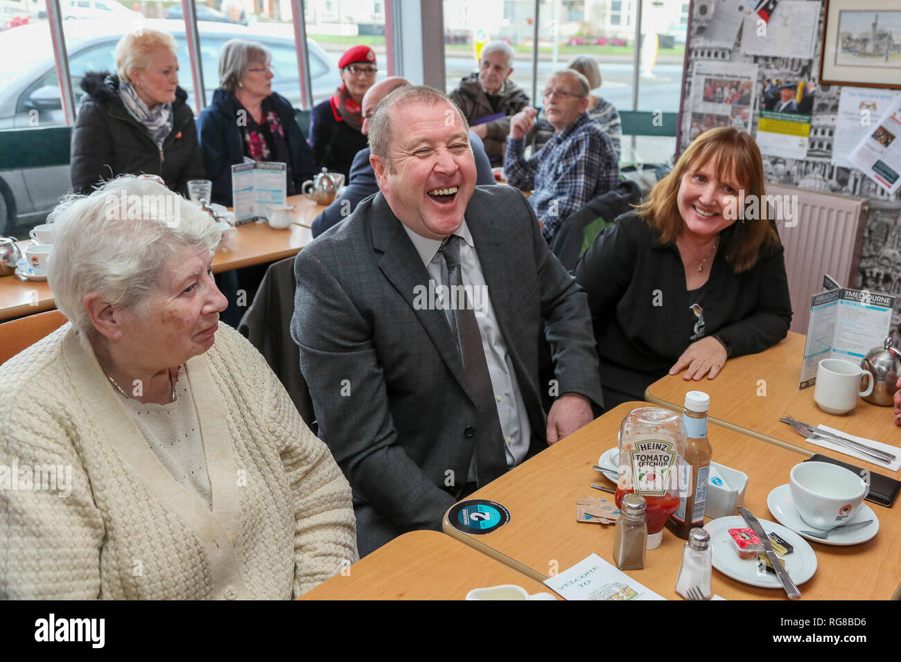 Saltcoats, Ayrshire, UK. 28. Jan 2019. GRAEME DEY (SNP) MSP, "Minister für Veteranen", besuchte die "Veteranen Breakfast Club" in Saltcoats, Ayrshire als Teil seiner Konsultationen mit denjenigen, die ein Interesse daran haben, die Unterstützung und das Wohlergehen der militärischen Veteranen. Der Besuch war Informationen und Meinungen für die vorgeschlagene UK wide Verteidigung Gesundheitswesen wohl besser fahren als das "Neue Veteran Strategie" bekannt, dass diejenigen, die die Streitkräfte mit Problemen wie sozialer Isolation und PTSD (Posttraumatische Belastungsstörungen) Credit: Findlay/Alamy Leben Nachrichten zu helfen, zu sammeln Stockfoto