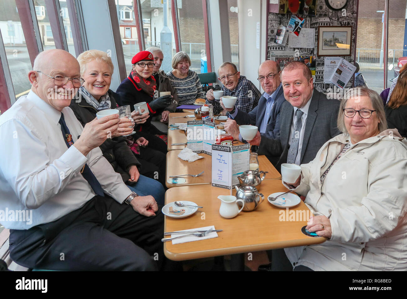 Saltcoats, Ayrshire, UK. 28. Jan 2019. GRAEME DEY (SNP) MSP, "Minister für Veteranen", besuchte die "Veteranen Breakfast Club" in Saltcoats, Ayrshire als Teil seiner Konsultationen mit denjenigen, die ein Interesse daran haben, die Unterstützung und das Wohlergehen der militärischen Veteranen. Der Besuch war Informationen und Meinungen für die vorgeschlagene UK wide Verteidigung Gesundheitswesen wohl besser fahren als das "Neue Veteran Strategie" bekannt, dass diejenigen, die die Streitkräfte mit Problemen wie sozialer Isolation und PTSD (Posttraumatische Belastungsstörungen) Credit: Findlay/Alamy Leben Nachrichten zu helfen, zu sammeln Stockfoto