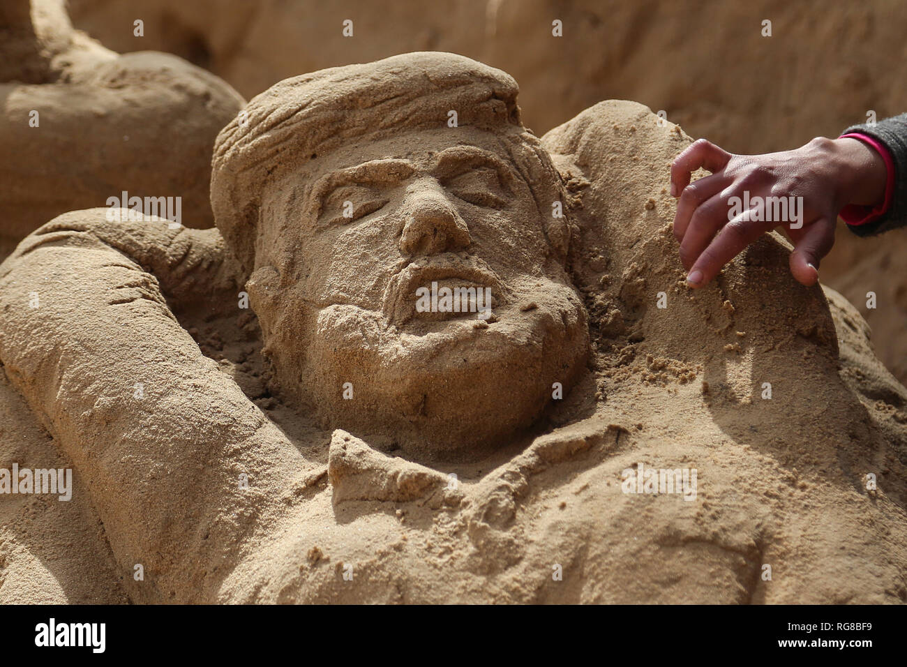 (190128) - GAZA, Jan. 28, 2019 (Xinhua) - Sand Artist Rana Ramlawi arbeitet auf ihrem Sand Skulpturen in Gaza Stadt, Jan. 24, 2019. Rana Ramlawi, ein 23 Jahre alter palästinensischer Junge Frau aus dem Gazastreifen, Erholungsorte auf Sand Kunst die Sache der Palästinenser und die israelisch-palästinensischen Konflikt zu markieren. In ihren Skulpturen aus Sand und Wasser hergestellt, viele Meldungen in Unterstützung der palästinensischen Sache vermittelt, da sie glaubt, dass Kunst ist ein wichtiger Weg, um die Rechte und die Forderung nach Freiheit zu betonen und die Beendigung der israelischen Besatzung. "Eines meiner Ziele in meinen Arbeiten ist dieses Erbe zu bewahren und zu sagen Stockfoto
