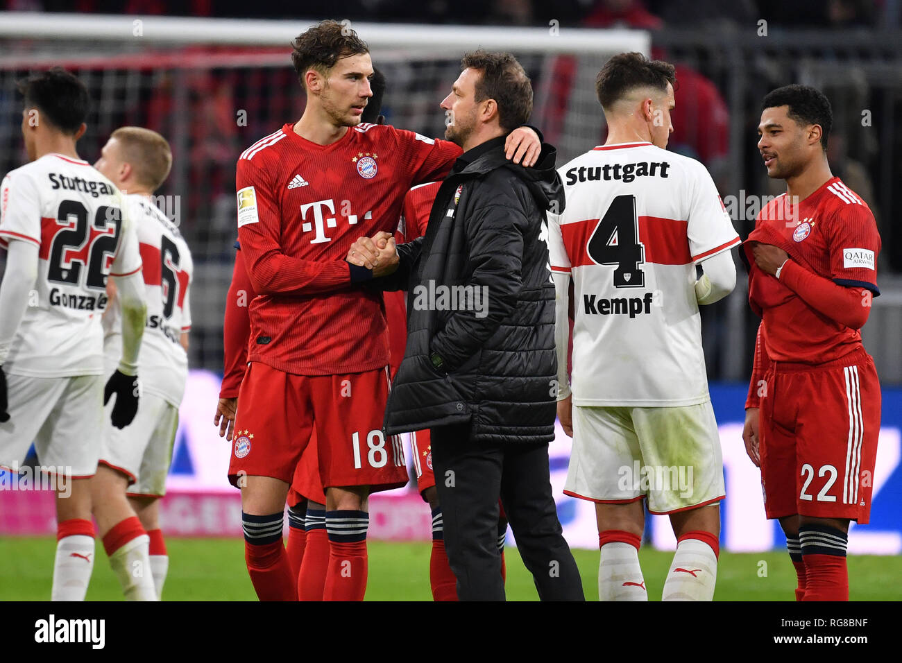 Leon Goretzka Bayern Munchen Umarmungen Trost Nach Dem Match