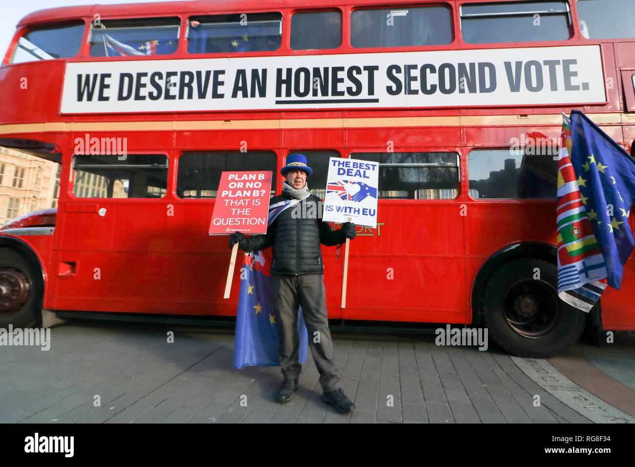 London, Großbritannien. 28 Jan, 2019. Pro Europe Mitkämpfer Steve Bray Gründer von sodem (Stand der Missachtung der Europäischen Bewegung) zeigt mit Plakaten auf einem roten Routemaster Bus außerhalb des Parlaments als Mitglieder des Parlaments zur Debatte mehrere Änderungsanträge zu Artikel 50 Delay und eine Kein Deal Brexit Credit: Amer ghazzal/Alamy Leben Nachrichten verhindern vorbereiten Stockfoto