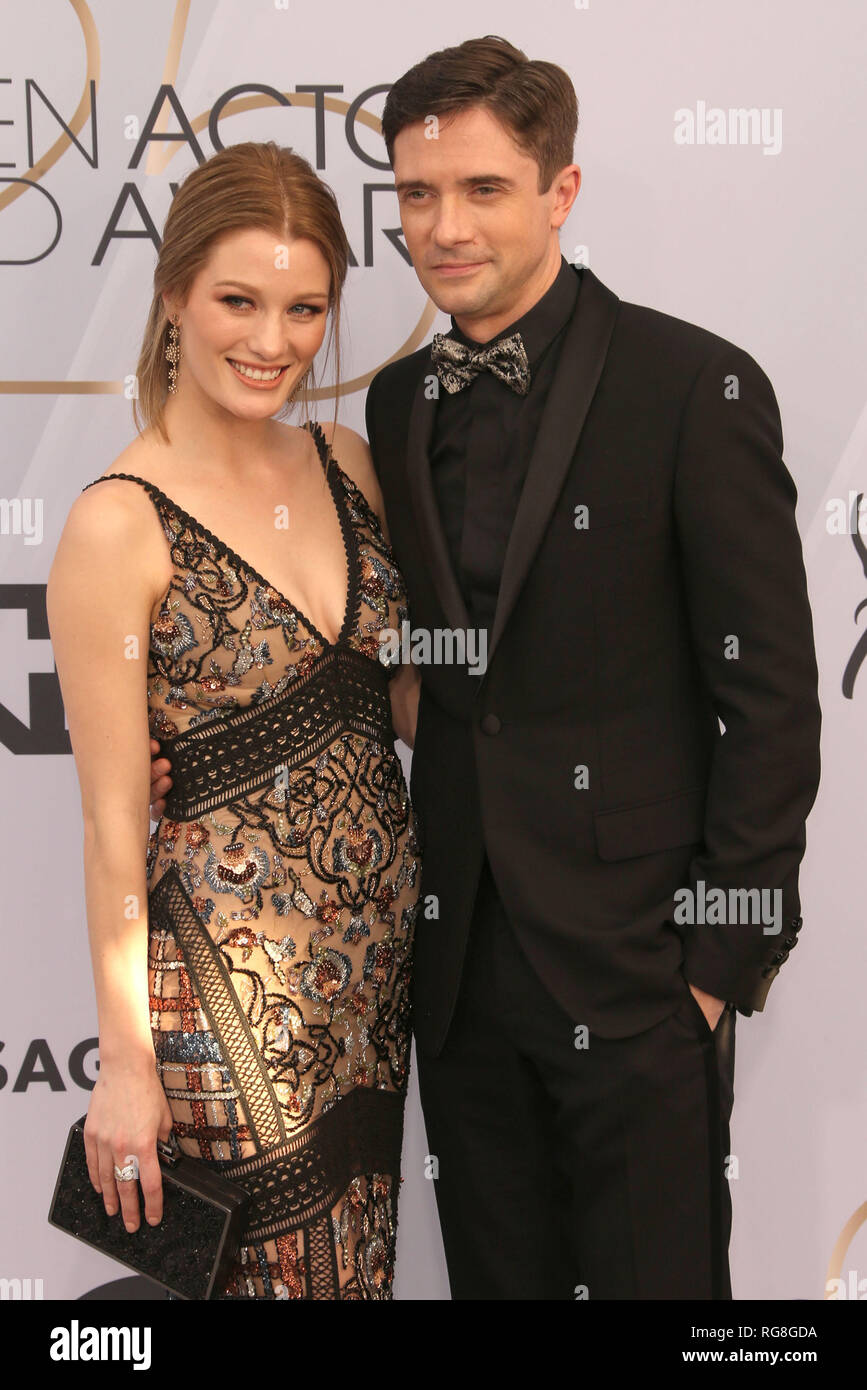 Los Angeles, Kalifornien, USA. 27 Jan, 2019. 27. Januar 2019 - Los Angeles, Kalifornien - Topher Grace, Ashley Hinshaw. 25. jährlichen Screen Actors Guild Awards im Shrine Auditorium. Photo Credit: Faye Sadou/AdMedia Credit: Faye Sadou/AdMedia/ZUMA Draht/Alamy leben Nachrichten Stockfoto