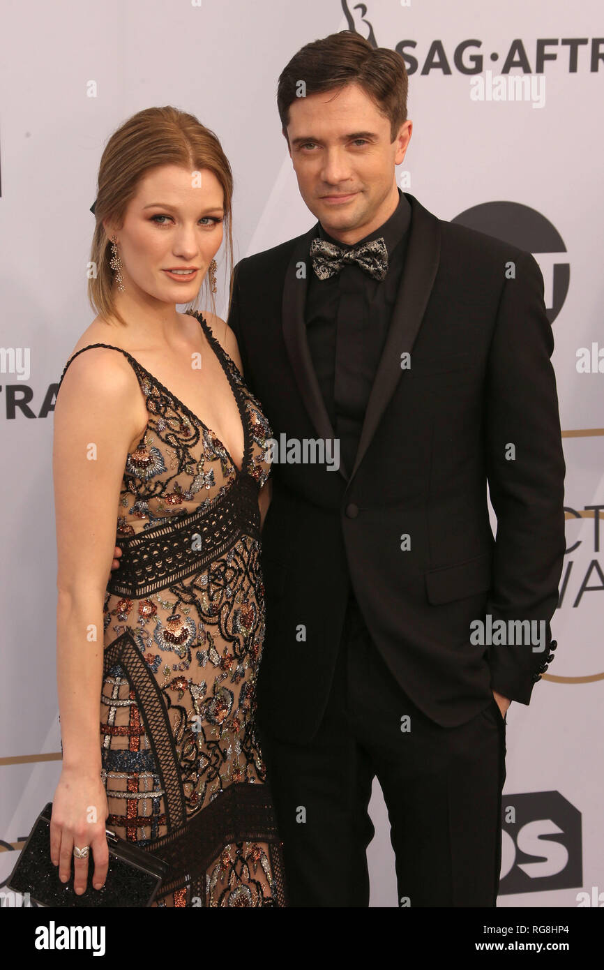 Los Angeles, Kalifornien, USA. 27 Jan, 2019. 27. Januar 2019 - Los Angeles, Kalifornien - Topher Grace, Ashley Hinshaw. 25. jährlichen Screen Actors Guild Awards im Shrine Auditorium. Photo Credit: Faye Sadou/AdMedia Credit: Faye Sadou/AdMedia/ZUMA Draht/Alamy leben Nachrichten Stockfoto