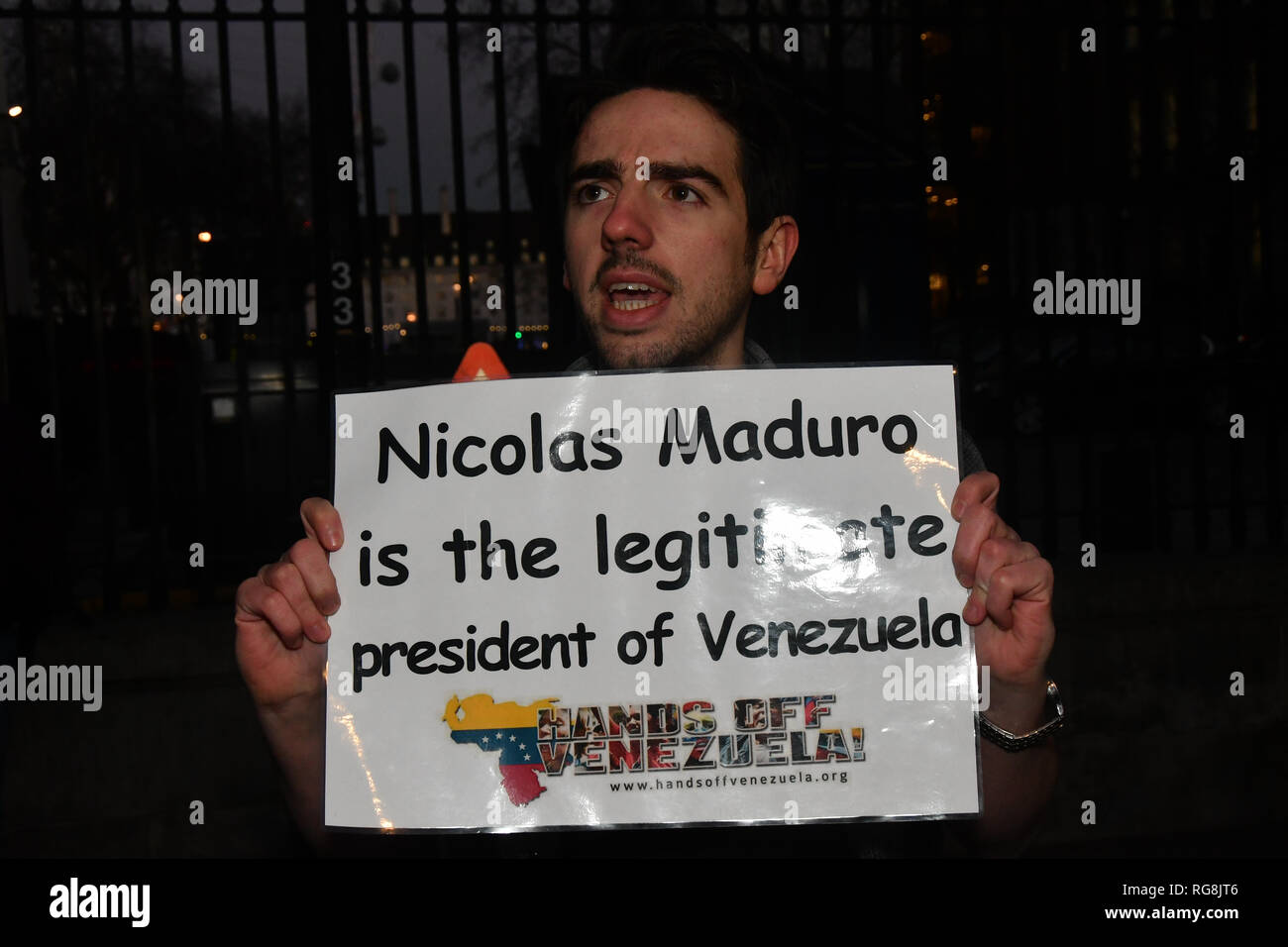 London, Großbritannien. 28. Januar 2019. Die Latino Gemeinschaft Ablehnen imperialistischen gegen Putsch in Venezuel. Venezolanische Menschen wollen ihre legitimen Präsidenten Nicolás Maduro von Venezuela. Der demonstrant auch die lateinamerikanischen Nationen gemeinsam kämpft die imperialistischen in irgendeiner Weise melden Sie Nachfrage und die Bank von England illegal Holding 14 Tonnen der Venezolanischen gold itd sollten zurück zu den venezolanischen Behörden gegenüber der Downing Street am 28. Januar 2019, London, UK. Bild Capital/Alamy leben Nachrichten Stockfoto