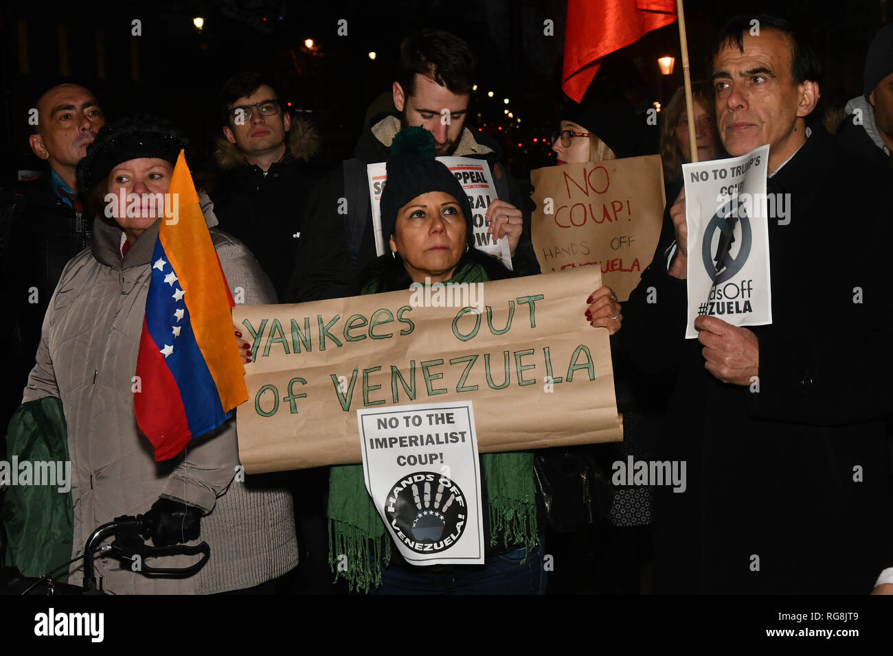 London, Großbritannien. 28. Januar 2019. Die Latino Gemeinschaft Ablehnen imperialistischen gegen Putsch in Venezuel. Venezolanische Menschen wollen ihre legitimen Präsidenten Nicolás Maduro von Venezuela. Der demonstrant auch die lateinamerikanischen Nationen gemeinsam kämpft die imperialistischen in irgendeiner Weise melden Sie Nachfrage und die Bank von England illegal Holding 14 Tonnen der Venezolanischen gold itd sollten zurück zu den venezolanischen Behörden gegenüber der Downing Street am 28. Januar 2019, London, UK. Bild Capital/Alamy leben Nachrichten Stockfoto