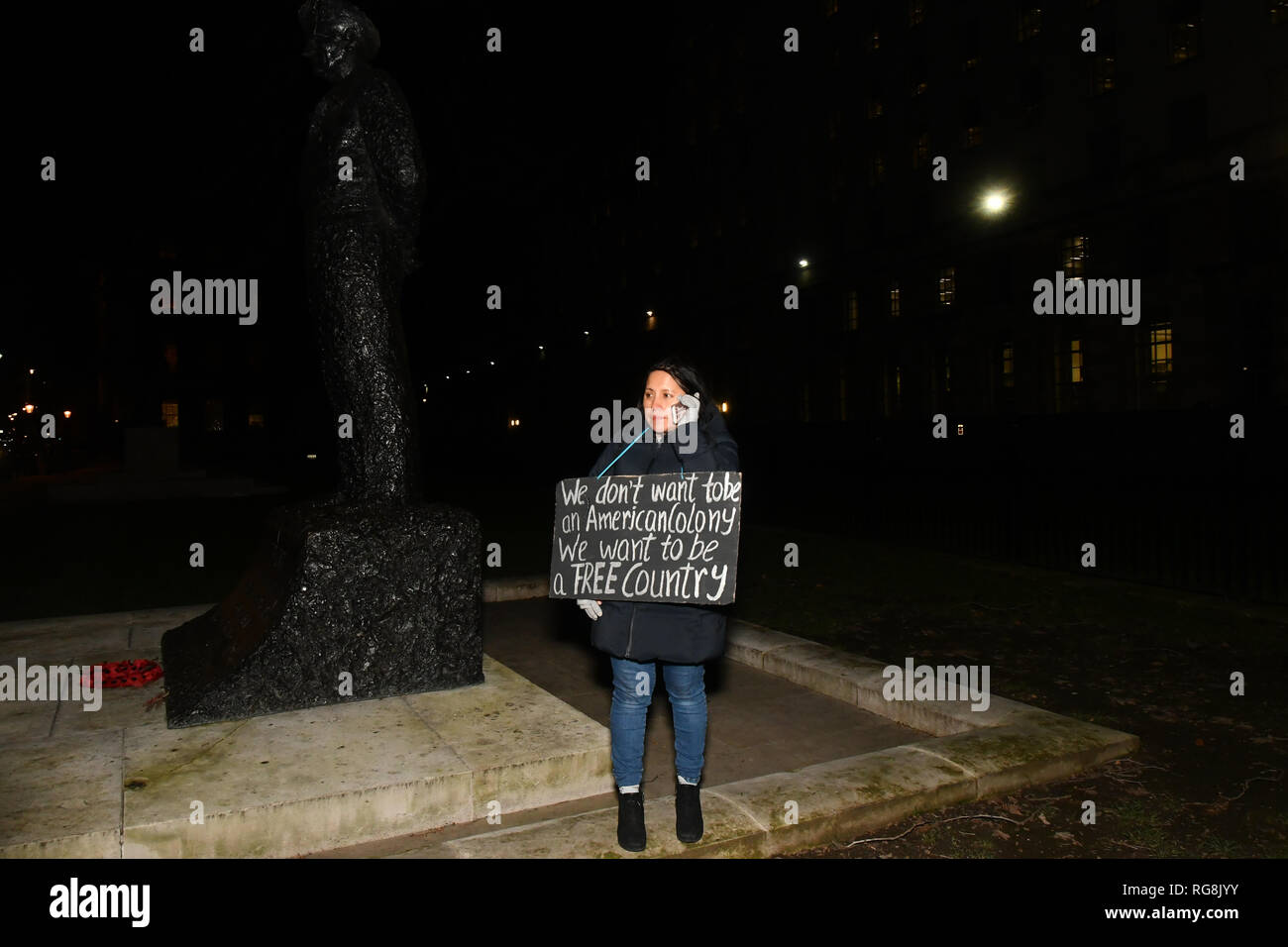 London, Großbritannien. 28. Januar 2019. Die Latino Gemeinschaft Ablehnen imperialistischen gegen Putsch in Venezuel. Venezolanische Menschen wollen ihre legitimen Präsidenten Nicolás Maduro von Venezuela. Der demonstrant auch die lateinamerikanischen Nationen gemeinsam kämpft die imperialistischen in irgendeiner Weise melden Sie Nachfrage und die Bank von England illegal Holding 14 Tonnen der Venezolanischen gold itd sollten zurück zu den venezolanischen Behörden gegenüber der Downing Street am 28. Januar 2019, London, UK. Bild Capital/Alamy leben Nachrichten Stockfoto