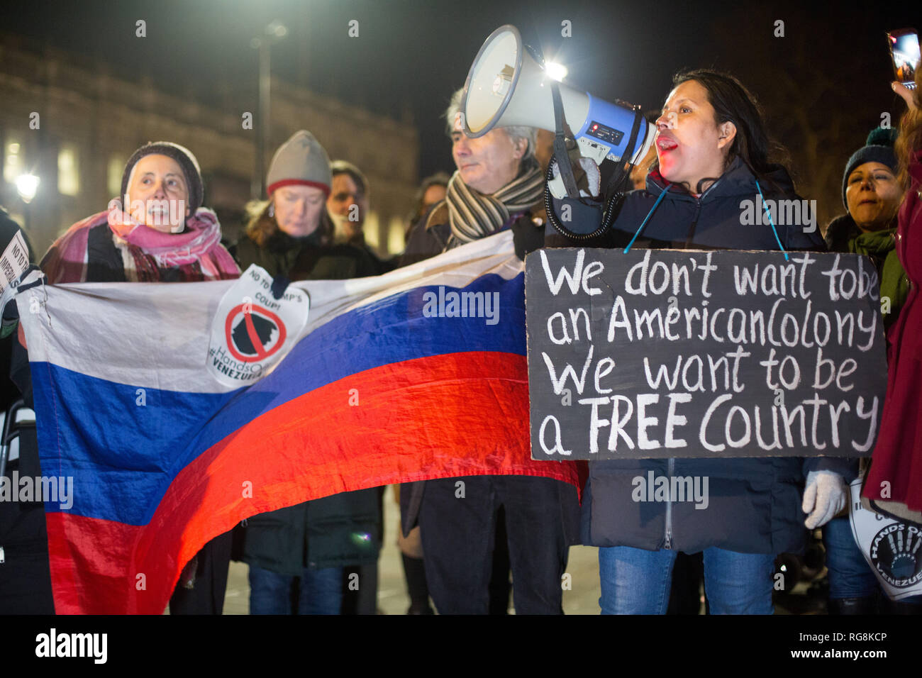 London, Großbritannien. 28. Januar 2019. Anhänger der Maduro und der derzeitigen Regelung in Venezuela Protest gegen Juan Guaido außerhalb der Downing Street. Credit: George Cracknell Wright/Alamy leben Nachrichten Stockfoto