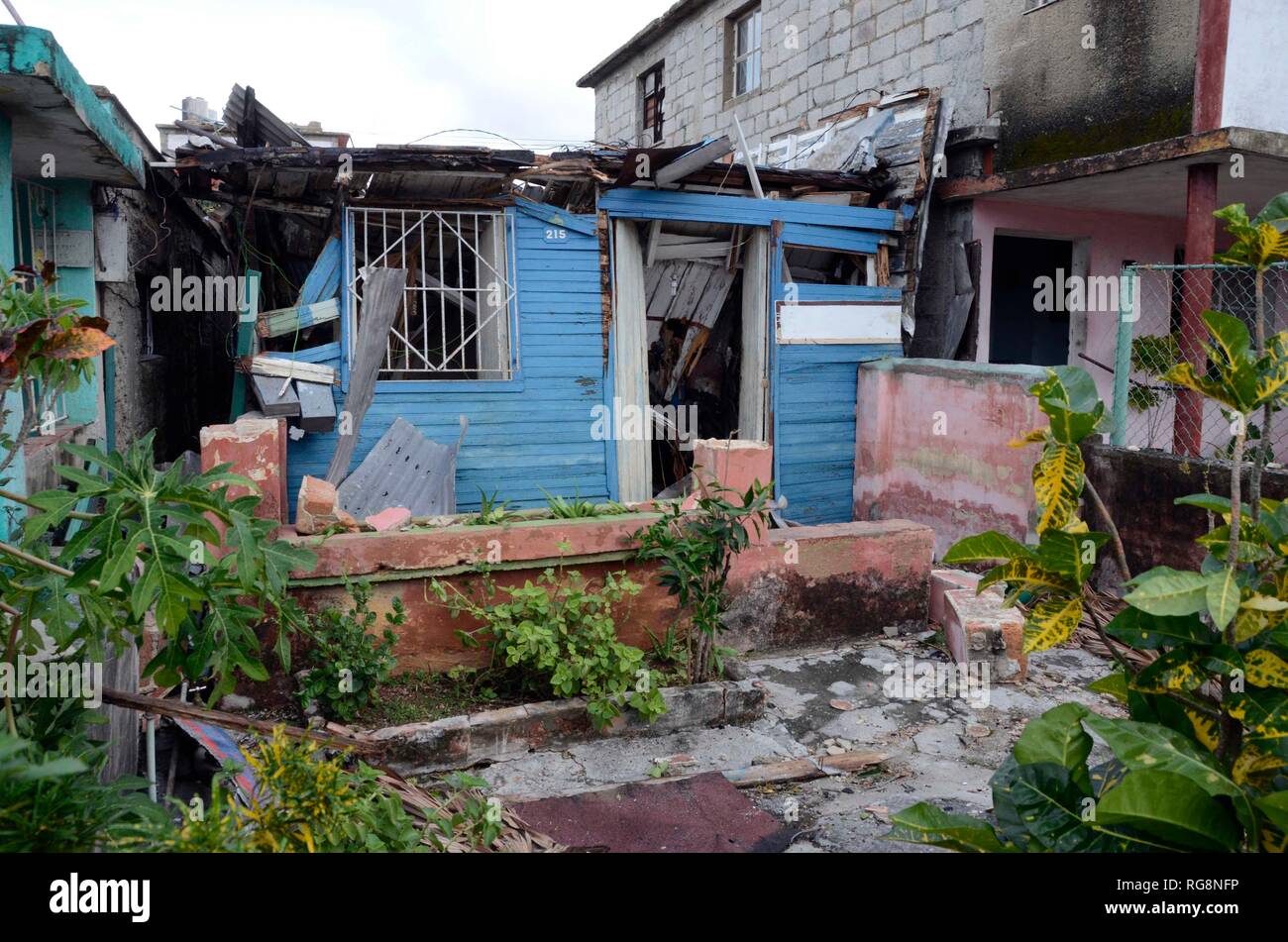 Havanna, Kuba. 28 Jan, 2019. Ein beschädigtes Haus ist in der Tornado gesehen - betroffenen Bereich in der Gemeinde Regla in Havanna, Kuba, Jan. 28, 2019. Einem leistungsfähigen Tornado durch die kubanische Hauptstadt auf Sonntag Nacht, wobei drei Menschen getötet und 172 weitere verletzt. Credit: Joaquin Hernandez/Xinhua/Alamy leben Nachrichten Stockfoto