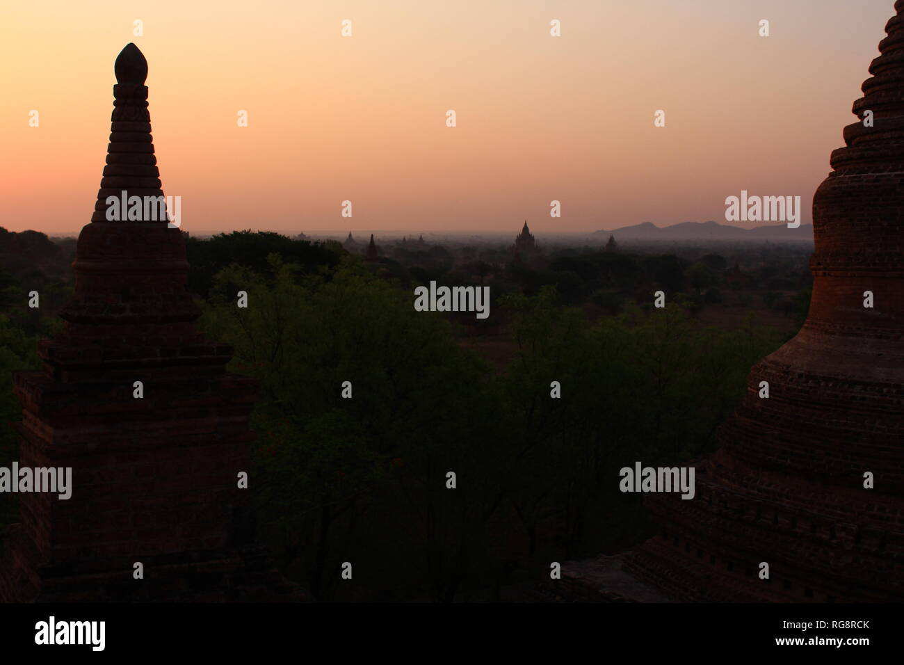 Sonnenaufgang über Bagan in Myanmar zwischen den Tempel Landschaft Stockfoto