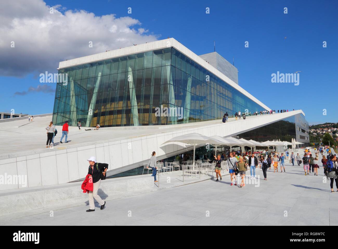 OSLO, Norwegen - 2 August, 2015: die Menschen besuchen Sie die Oper Oslo in Norwegen. Das Gebäude entworfen durch das norwegische Studio Snohetta erhielt Mies van der Rohe Award 2009. Stockfoto