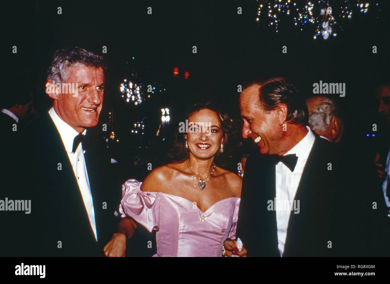 Friedrich Christian Flick, Mick Maya Gräfin von Schönburg Glauchau und Jörg Freiherr Holzschuher von Harrlach, Ca. 1984. Friedrich Christan Mick Flick, Gräfin Maya von schoenburg Glauchau und Jörg Baron Holzschuher von Harrlach, Ca. 1984. Stockfoto