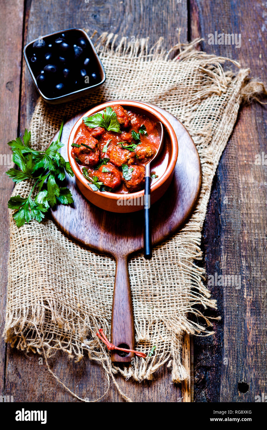 Spanisch Albondingas, Frikadellen in pikanter Tomatensauce. Stockfoto
