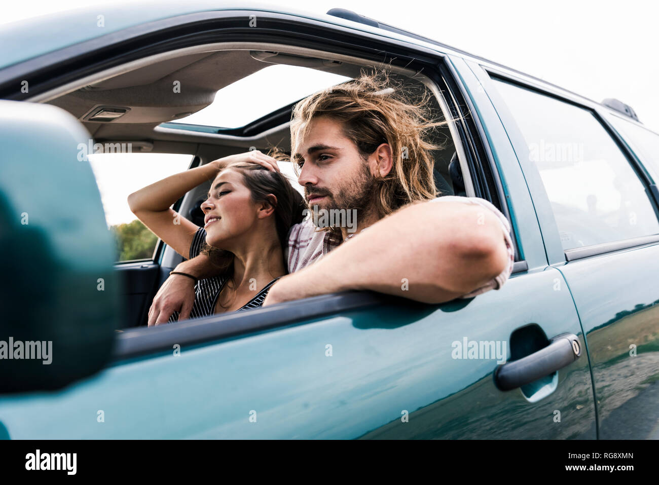 Glückliches junges Paar in einem Auto Stockfoto