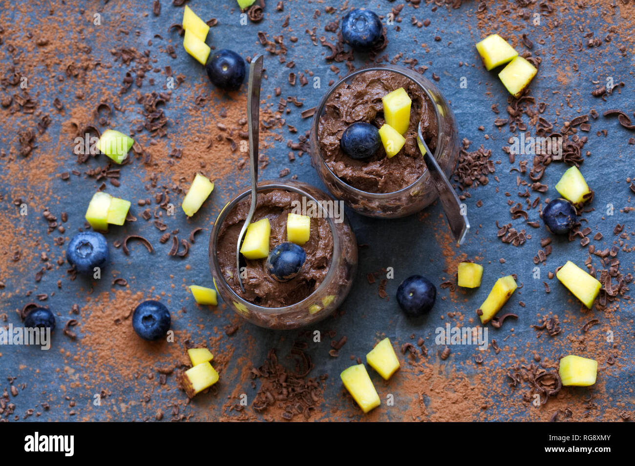 Schokolade Avocado Mousse auf einem Schiefer Hintergrund. Stockfoto