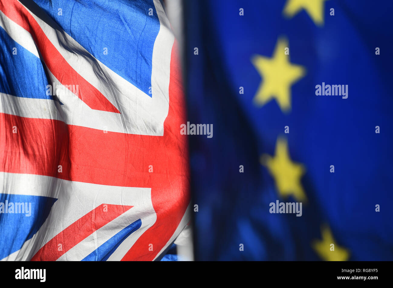 Union und Europäische Union Flaggen sind außerhalb der Häuser des Parlaments, London geflogen. Stockfoto