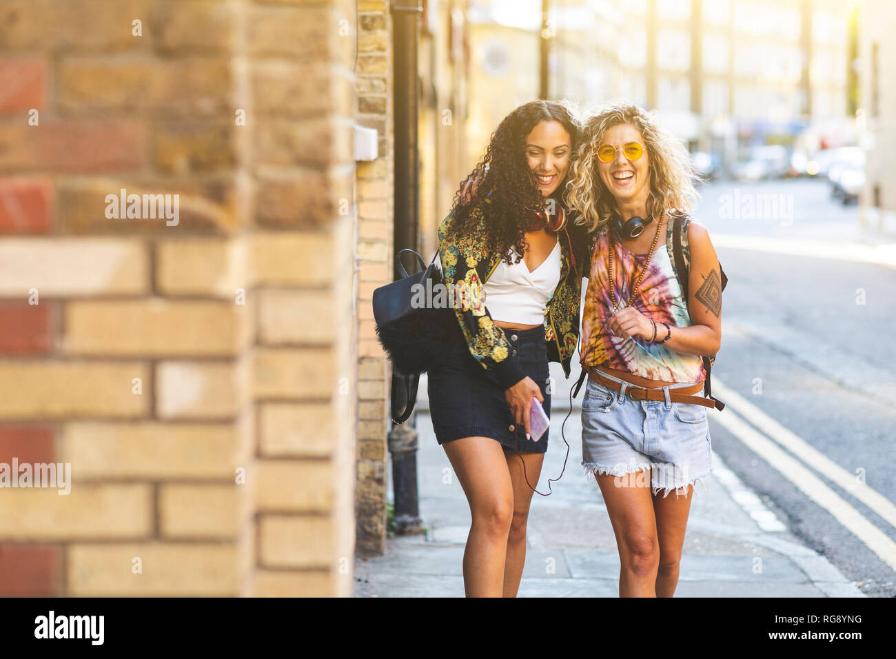 UK, London, zwei glückliche Freunde wandern und Lachen in der Stadt Stockfoto