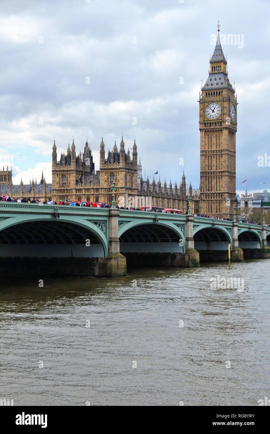 LONDON, Großbritannien - 23 April, 2016: Leute gehen die Westminster Bridge in London, UK. London ist die bevölkerungsreichste Stadt in Großbritannien mit 13 Millionen Menschen livin Stockfoto