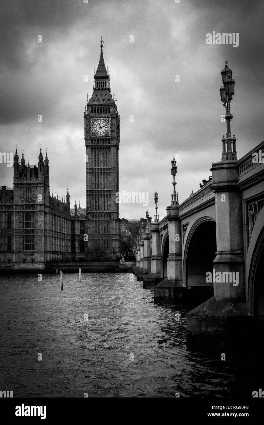 London, Großbritannien. Über den Fluss Blick auf Big Ben, den Palast von Westminster und die Westminster Bridge. Die Symbole von England in Schwarz und Weiß. Stockfoto