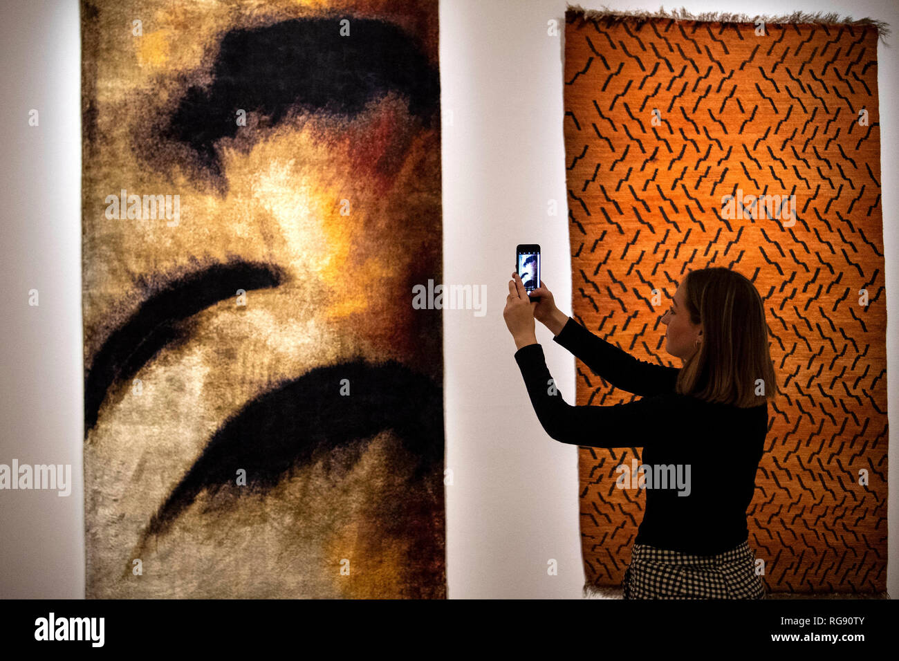 Untitled (2018-2019) von Anish Kapoor und Abstrakte "S"-förmige Linie (c 1900 - 1950) von Taime Cornwall Jones an einem London Vorschau für Sotheby's Morgen Tiger fundraising Projekt, das entworfen ist, um das Bewusstsein und die Mittel zur Unterstützung der TX2 Ziel zu heben - ein globales Engagement für Doppel Tiger in der Wildnis von 2022. Stockfoto