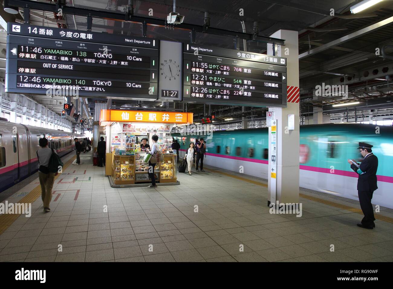 AOMORI, JAPAN - 5. Mai: Passagiere Hurry on Mai 5, 2012 in Tsukuba, Japan. Shin-Aomori Station dient über 369.000 Passagieren jährlich (2010). Stockfoto