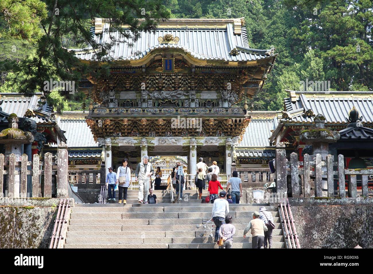 NIKKO, JAPAN - 6. Mai: die Menschen besuchen Tosho-gu Schrein am 6. Mai 2012 in Nikko, Japan. Toshogu ist Teil der UNESCO-Weltkulturerbe Gruppe sehr impo Stockfoto