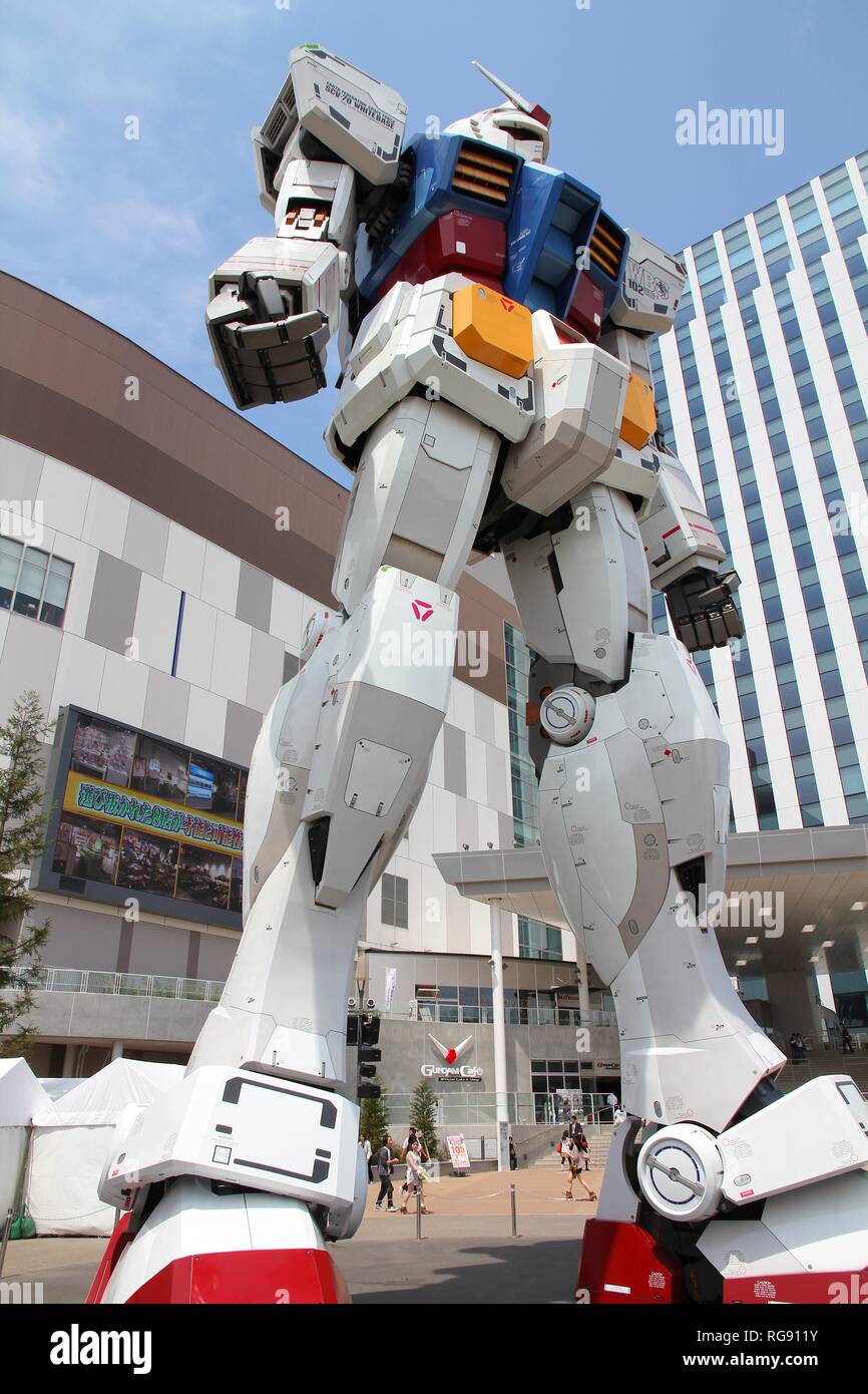 Tokio - 11. Mai: Gundam robot Replica am 11. Mai 2012 in Tokio. Die Skulptur ist 18 m hoch und ist die größte Nachbildung des berühmten Anime franchise Roboter, G Stockfoto