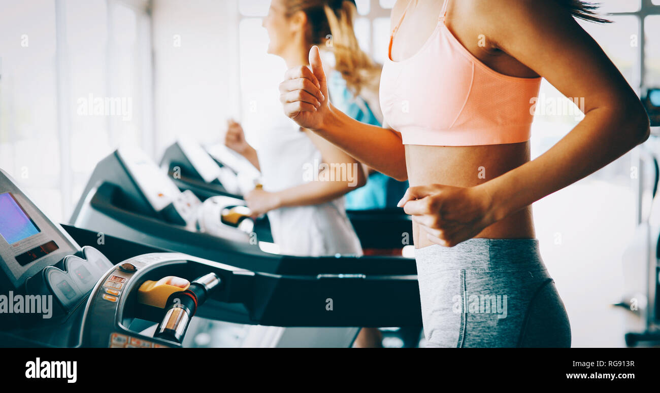 Bild von Menschen, die auf Laufband im Fitnessstudio Stockfoto