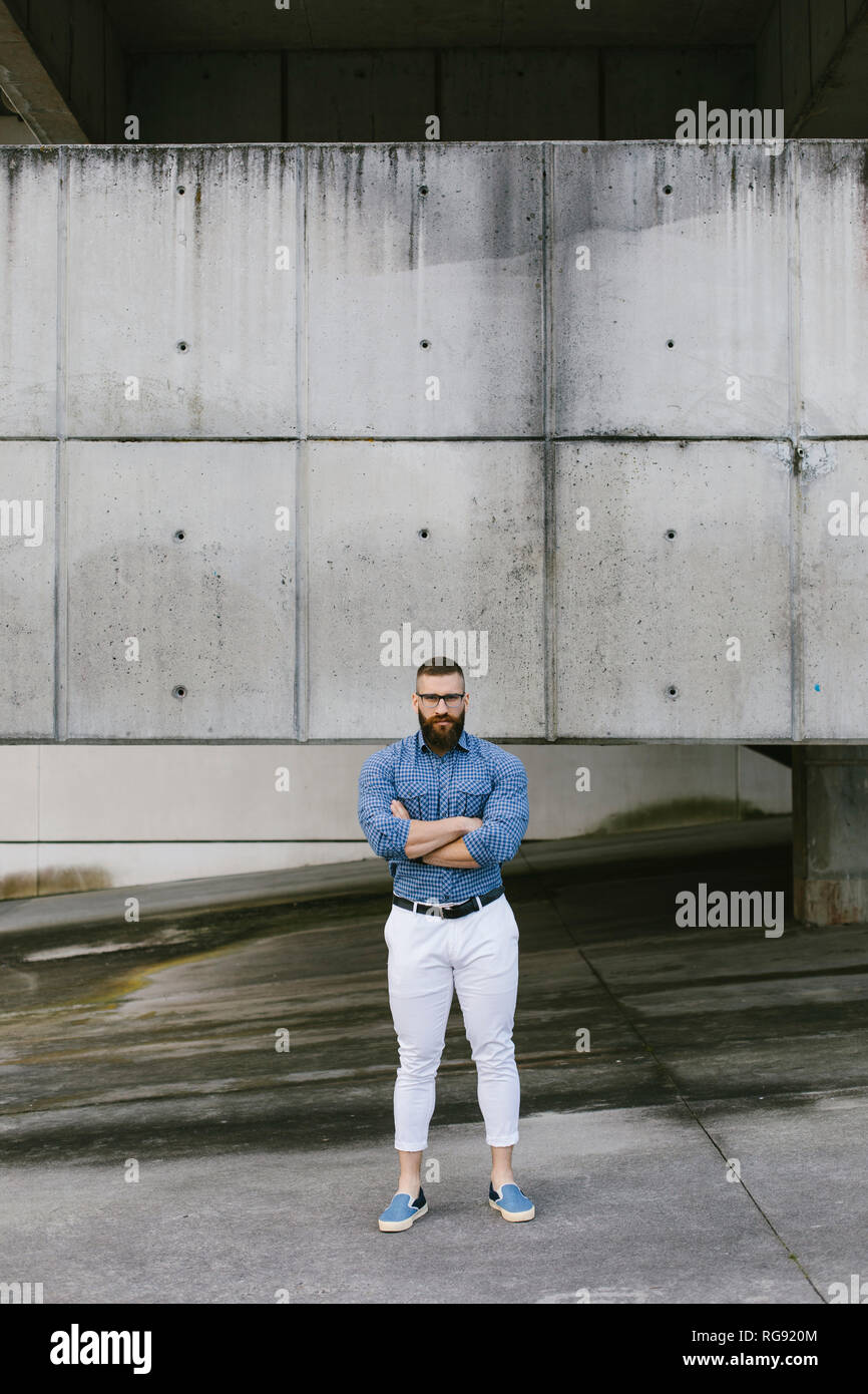 Bärtige hipster Geschäftsmann mit gekreuzten Armen Stockfoto